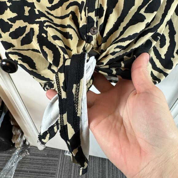 Verve tiger print v-neck 1/2 sleeve blouse with tie waist. Size large - Picture 4 of 7